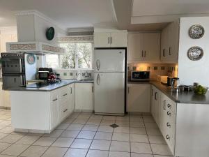 Η κουζίνα ή μικρή κουζίνα στο By The Beach - Beachfront Apartment & Home +14 φωτογραφίες