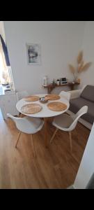 希欧福克Club218 Vízparti Wellness Apartman的客厅配有白色的桌椅