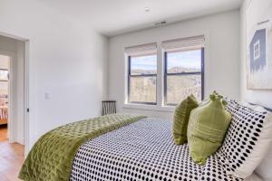 Ένα ή περισσότερα κρεβάτια σε δωμάτιο στο The Overlook +53 φωτογραφίες