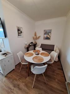 希欧福克Club218 Vízparti Wellness Apartman的有桌子、椅子和沙发的房间