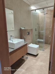 Koupelna v ubytování AAA URBAN STAY-Madhapur