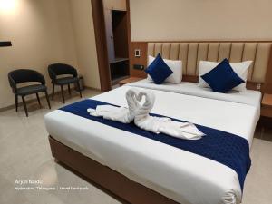 Postel nebo postele na pokoji v ubytování AAA URBAN STAY-Madhapur