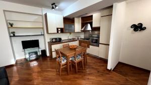 A Predore il tuo nido a due passi dal lago في بريدور: مطبخ مع طاولة خشبية وغرفة طعام