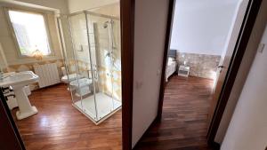 A Predore il tuo nido a due passi dal lago في بريدور: حمام مع دش زجاجي ومغسلة +9 صور