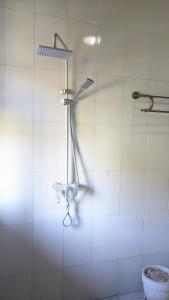 una ducha en un baño con puerta de cristal en Kay's place Trainhouse apartments, en Zanzíbar