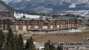 an aerial view of a resort with a parking lot at Appartement Super-Dévoluy in Le Dévoluy