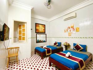 会安DK House Homestay的一间卧室配有两张床和椅子