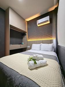 Ένα ή περισσότερα κρεβάτια σε δωμάτιο στο MHV Milagres - Studio Guadalupe 05, quarto e sala privativo a poucos metros da Praia do Marceneiro