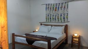 ein Schlafzimmer mit einem Bett und einem Tisch darauf in der Unterkunft Kay's place Trainhouse apartments in Zanzibar City