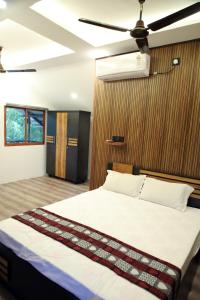 Munroe IslandMunroe Mangrove Forest Lake Holidays Resorts的一间卧室配有一张大床和吊扇