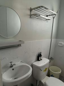 Ένα μπάνιο στο Elegant House 2-BR at Dahican Mati with Free Wi-Fi