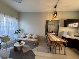 Η κουζίνα ή μικρή κουζίνα στο Elegant House 2-BR at Dahican Mati with Free Wi-Fi