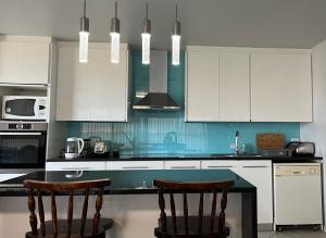 Η κουζίνα ή μικρή κουζίνα στο By The Beach - Beachfront Apartment & Home