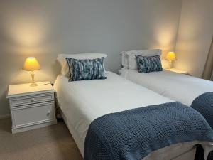 Ένα ή περισσότερα κρεβάτια σε δωμάτιο στο By The Beach - Beachfront Apartment & Home