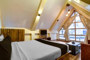 una camera da letto con un letto e una grande finestra di Hotel O AAHELI RESORT a Calcutta