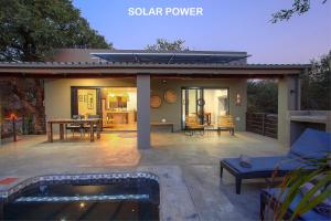 玛洛斯帕克Palahala的一个带游泳池和房子的庭院