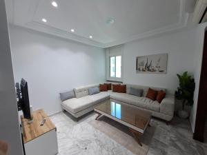 突尼斯Lac 2 Luxury apartment C的带沙发和咖啡桌的客厅