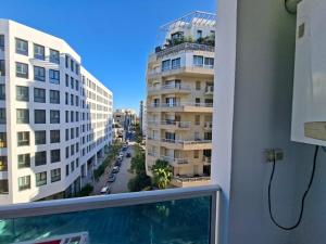 突尼斯Lac 2 Luxury apartment C的可以看到街道和建筑物的阳台