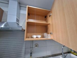 突尼斯Lac 2 Luxury apartment C的配有木制橱柜和水槽的厨房 更多5张照片