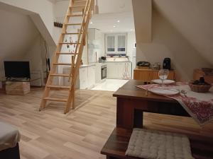 a kitchen with a ladder and a table in a room at Appartement in Kesseldorf