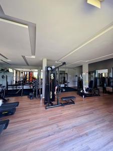 a gym with a lot of treadmills and machines at Refúgio na praia - Ap para locação por temporada in Parnamirim +12 photos