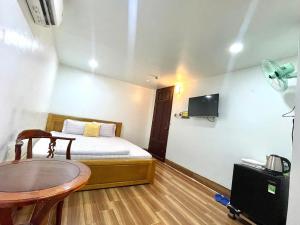 迪石Nhà Nghỉ Thành Đạt - Bến Tàu Phú Quốc的一间有床和水槽的小房间