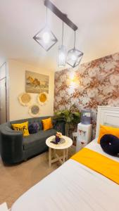 een kamer met een bed, een bank en een tafel bij adtek homes Room PENDO in Nairobi