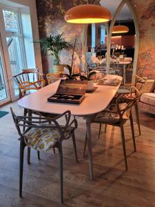 阿伦德尔BnB at Number 8的桌椅和笔记本电脑 更多48张照片