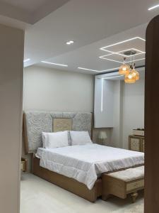 Ένα ή περισσότερα κρεβάτια σε δωμάτιο στο شقة فوق السحاب