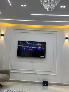 Μια τηλεόραση ή/και κέντρο ψυχαγωγίας στο شقة فوق السحاب