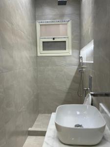 Ένα μπάνιο στο شقة فوق السحاب