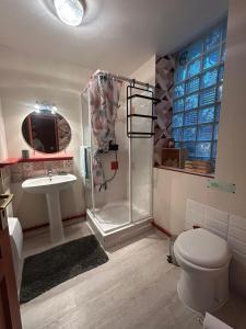 A bathroom at Le Saint-Vaast