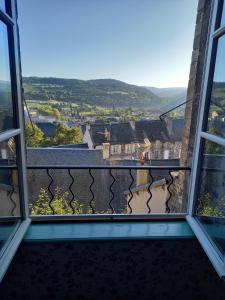 En balkon eller terrasse på Belle maison ancienne bien équipée avec vue + 11 billeder