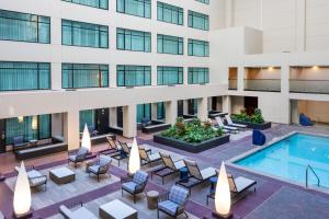 روشيستر ماريوت مايو كلينيك اوريا في روتشستر: صورة لفناء فندق مع حوض سباحة