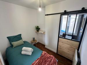 En eller flere senge i et værelse på Petit coin Cosy derrière la gare