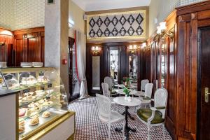 ein Raum mit Tisch und Stühlen in einer Küche in der Unterkunft Hotel H15 Francuski Old Town - Destigo Hotels in Krakau