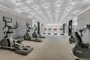 una palestra con tapis roulant e macchine ellittiche di The WELL Suites - Entertainment District Toronto a Toronto