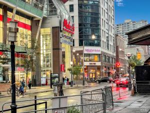 una strada cittadina trafficata con automobili ed edifici di The WELL Suites - Entertainment District Toronto a Toronto