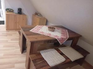 a wooden table with a basket on top of it at Appartement in Kesseldorf