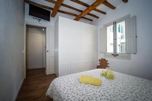 马尔萨拉Le Casette di Elen的一间卧室配有一张黄色毛巾的床