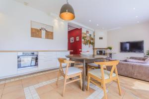 eine Küche und ein Wohnzimmer mit Tisch und Stühlen in der Unterkunft Spacious cosy house in Vilnius in Vilnius