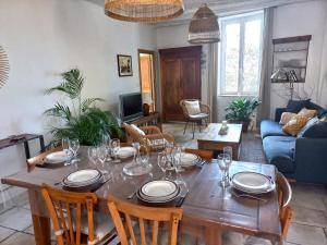 Khu vực ghế ngồi tại Le Logis du Moulin Gîte avec Jacuzzi, à 800m de la Cité Médiévale +18 ảnh