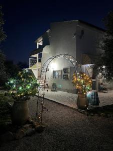 ein Gebäude mit einem Bogen, vor dem Bäume stehen in der Unterkunft B&B Villa Mediterranea with parking space in Trani