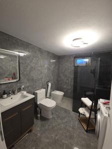 Phòng tắm tại Bricktopia