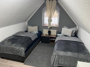 Ένα ή περισσότερα κρεβάτια σε δωμάτιο στο Best-Preis Stadtoase Salzwedel 2x gemütliche Wohnungen bis 8 Personen WLAN Vollausstattung nur Einzelbetten direkt im Zentrum