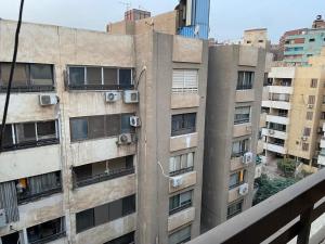 Una vista desde la ventana de un edificio de apartamentos. en Fully furnished family apartment, en Banī Ghālib