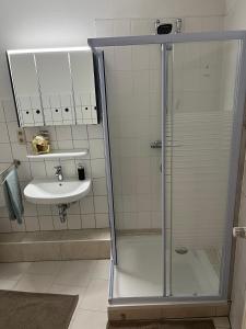 Ένα μπάνιο στο Best-Preis Stadtoase Salzwedel 2x gemütliche Wohnungen bis 8 Personen WLAN Vollausstattung nur Einzelbetten direkt im Zentrum +35 φωτογραφίες