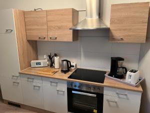 Η κουζίνα ή μικρή κουζίνα στο Best-Preis Stadtoase Salzwedel 2x gemütliche Wohnungen bis 8 Personen WLAN Vollausstattung nur Einzelbetten direkt im Zentrum