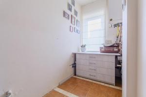 eine Küche mit Spüle und Arbeitsplatte in der Unterkunft Spacious cosy house in Vilnius in Vilnius + 4 Fotos