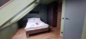 Dormitorio pequeño con cama en el ático en Easy Stay Strzeszyn, en Poznan